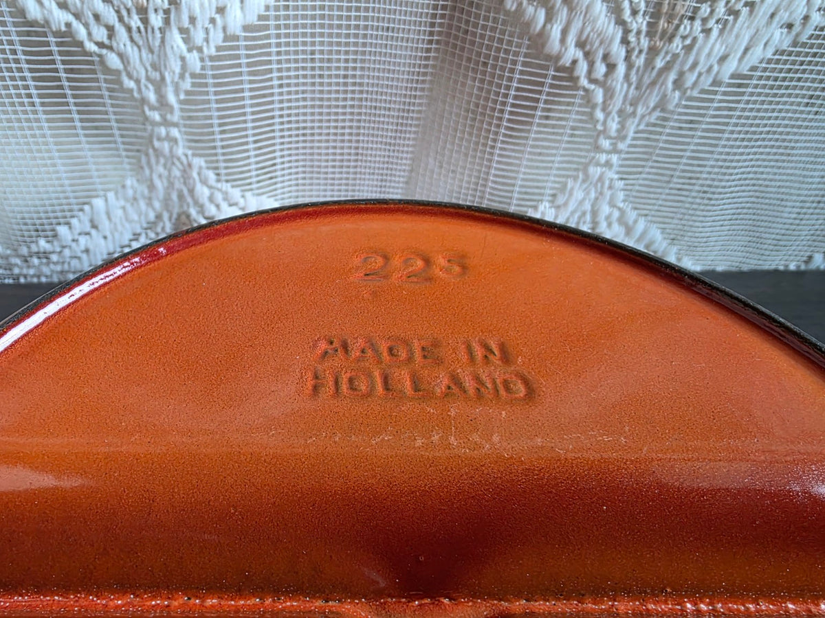 Onderzijde van de emaille schaal met markering 22,5 en Made in Holland