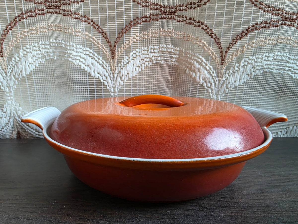 Oranje gevlamde vintage emaille vakjesschaal met deksel en witte handvatten