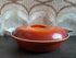 Oranje gevlamde vintage emaille vakjesschaal met deksel en witte handvatten
