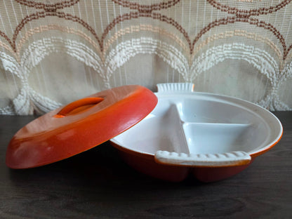 Vintage emaille vakjesschaal met het oranje deksel ernaast