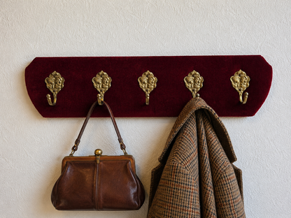 Vintage kapstok met messing haken rood