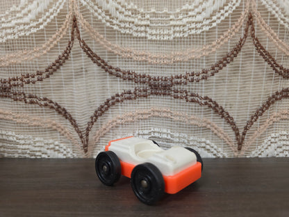 Fisher-Price speelgoedauto in oranje en wit met zwarte wielen