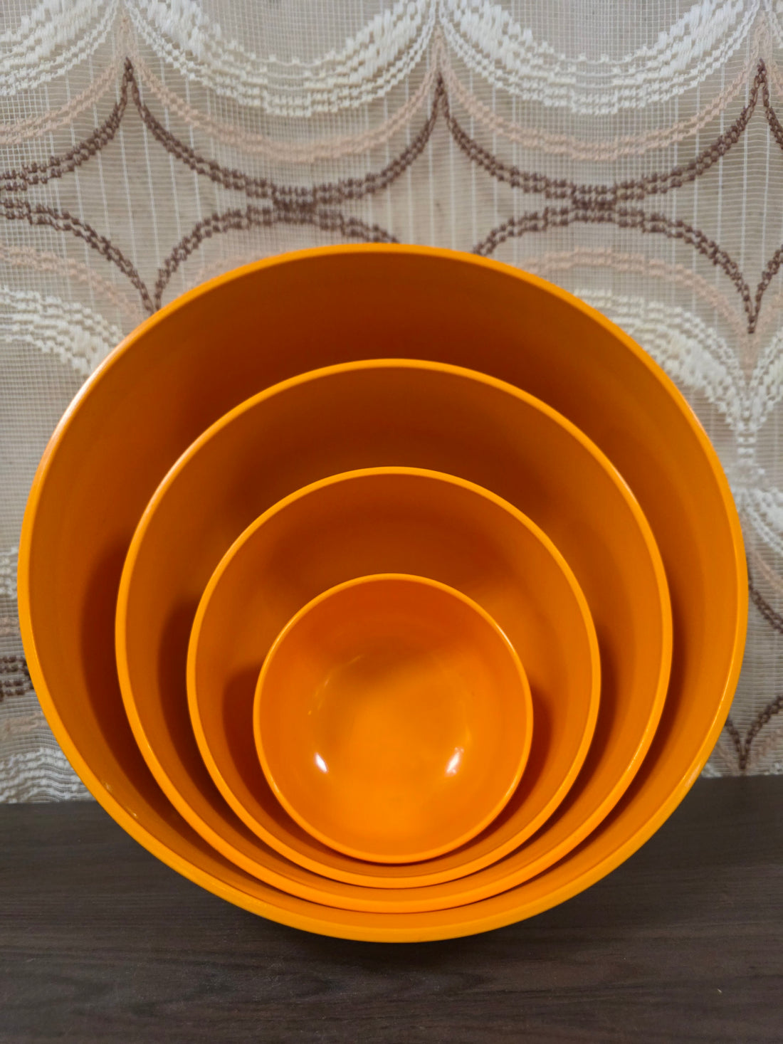 Vintage Fixit melamine schalenset met vier oranje schalen.