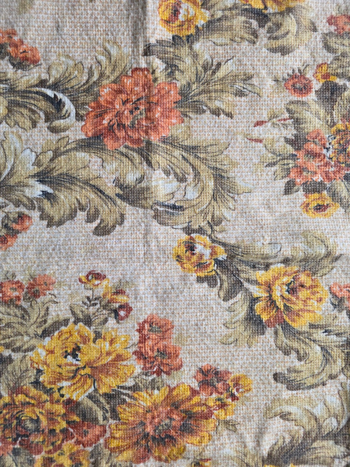 Detail van gele en oranje bloemen op de zachte geweven stof