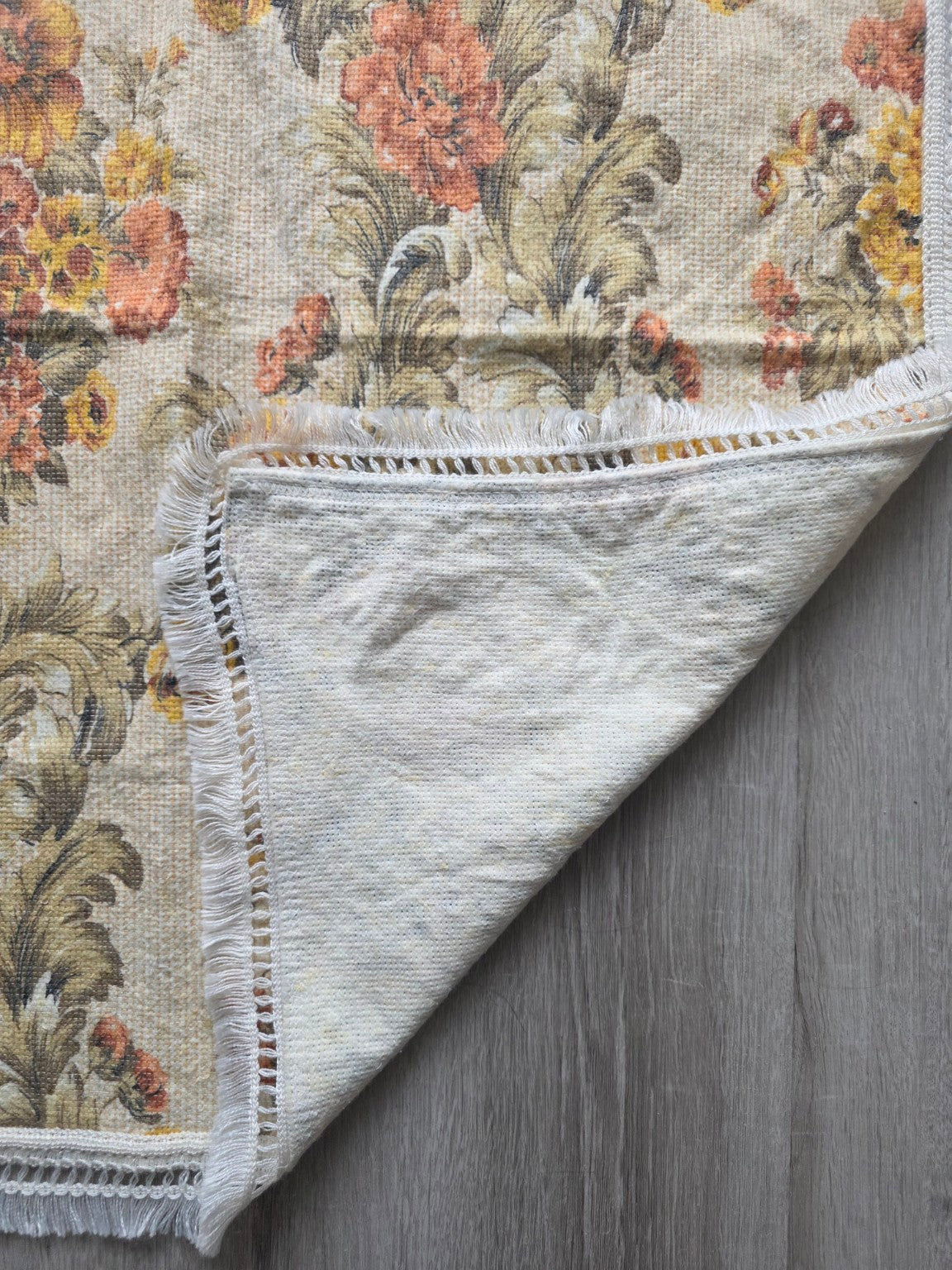 Achterzijde van het gebloemde tafelkleed met omgeslagen hoek