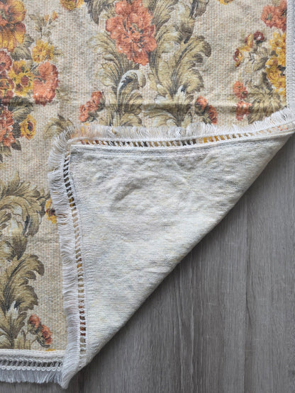 Achterzijde van het gebloemde tafelkleed met omgeslagen hoek