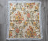 Gebloemd tafelkleed met gele en oranje bloemen en witte franjes