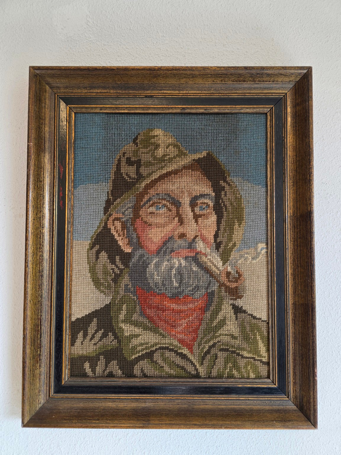 Geborduurd portret van een bebaarde zeeman in een houten lijst, mogelijk Dorus Rijkers