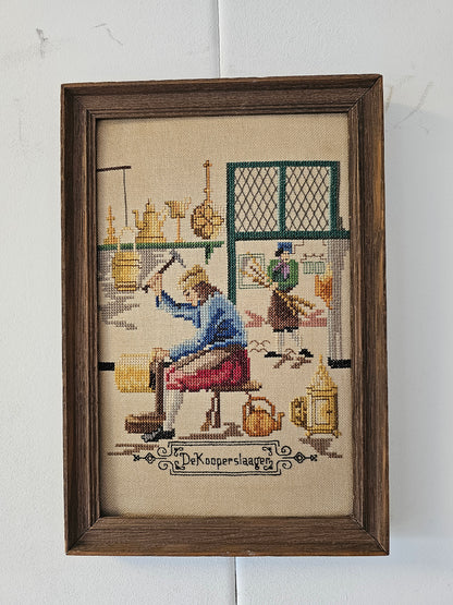 Geborduurd schilderij "de koperslaager"