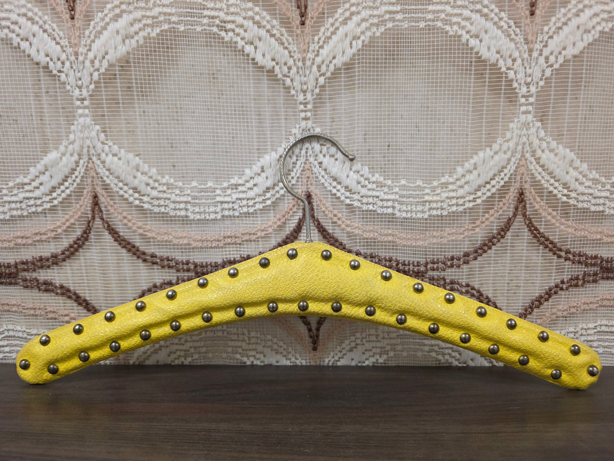 Gele skailederen kledinghanger met studs