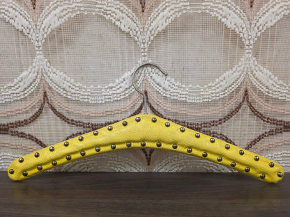 Gele skailederen kledinghanger met studs