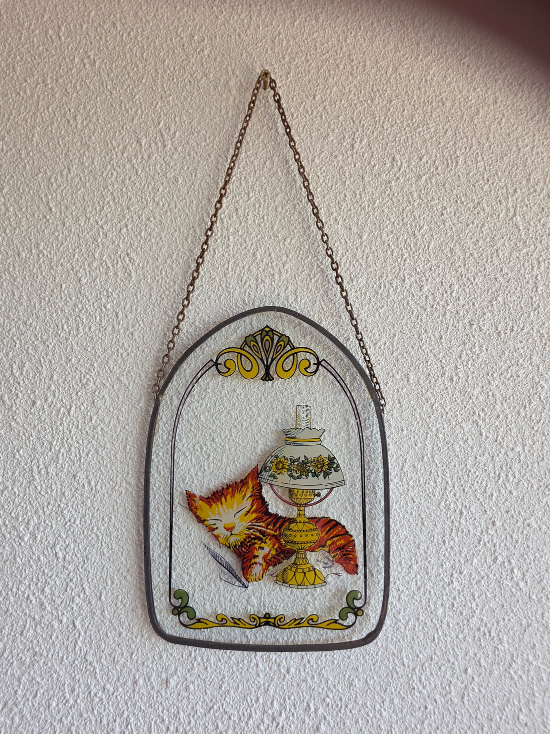 Vintage glas-in-lood hanger met slapende kat en olielamp
