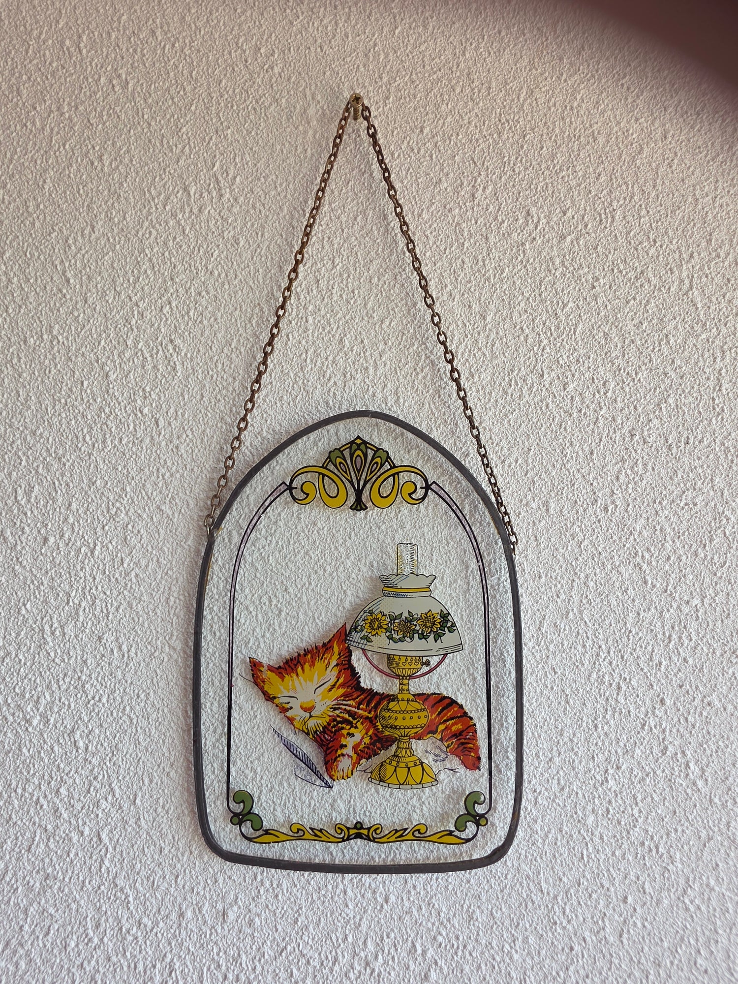 Vintage glas-in-lood hanger met slapende kat en olielamp