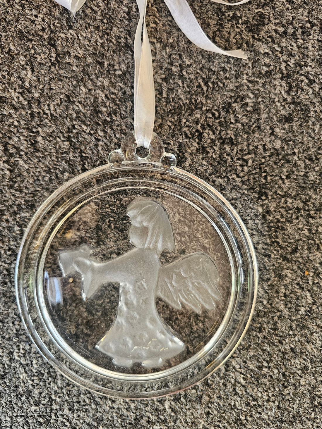 Glazen hanger met engel rond 13 cm met wit lint