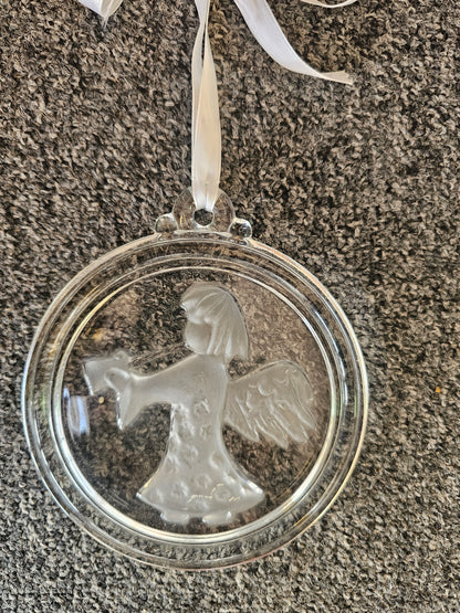 Glazen hanger met engel rond 13 cm met wit lint