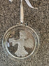 Glazen hanger met engel rond 13 cm met wit lint
