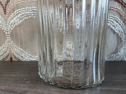 Detail van het geribbelde glas en de geschulpte onderrand