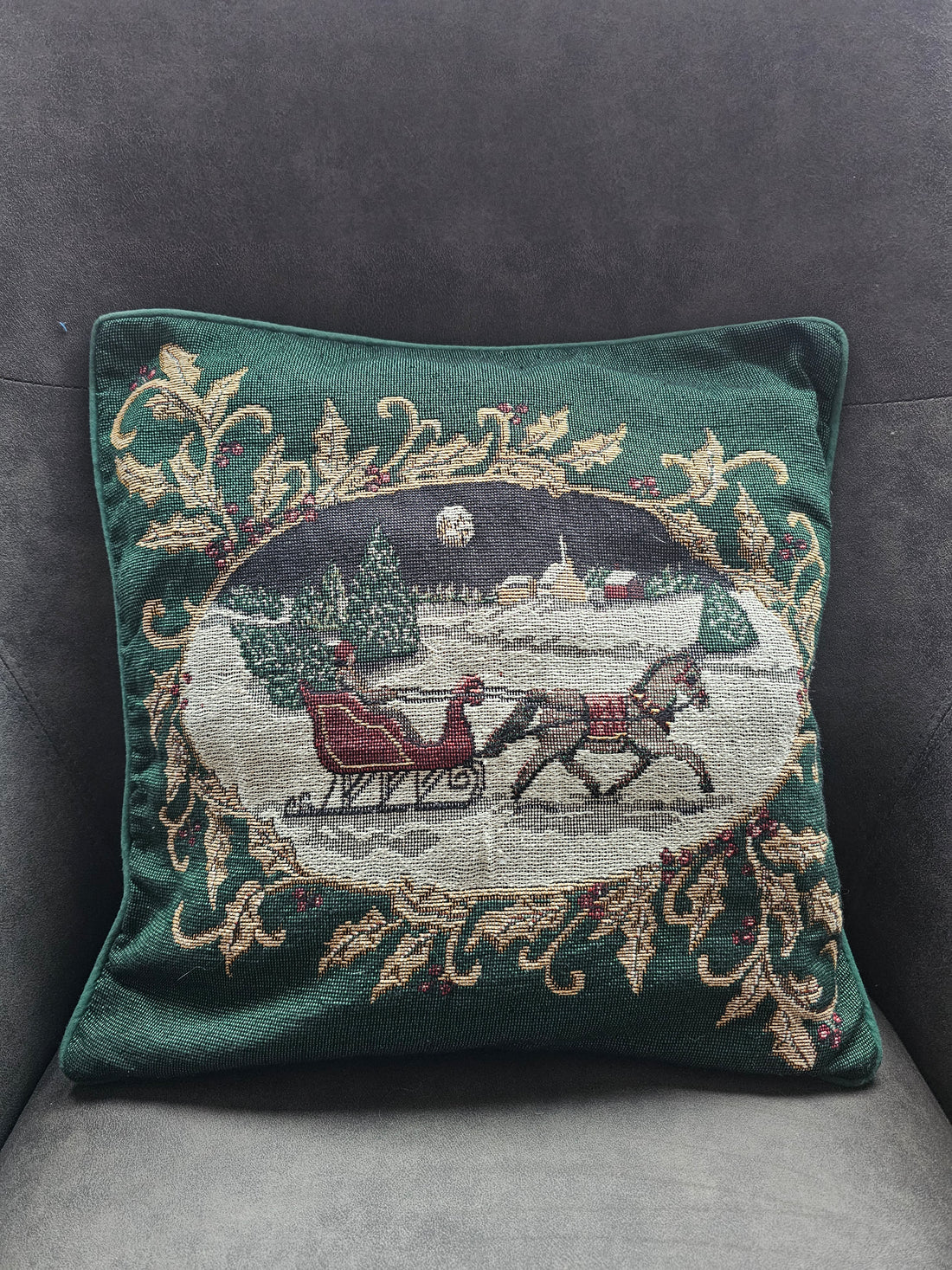 Groene gobelin kussenhoes met arrenslee en paard in sneeuwlandschap, met rits