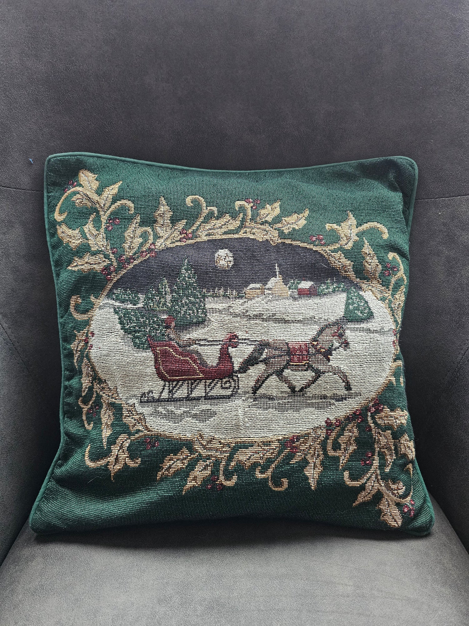 Groene gobelin kussenhoes met arrenslee en paard in sneeuwlandschap, met rits