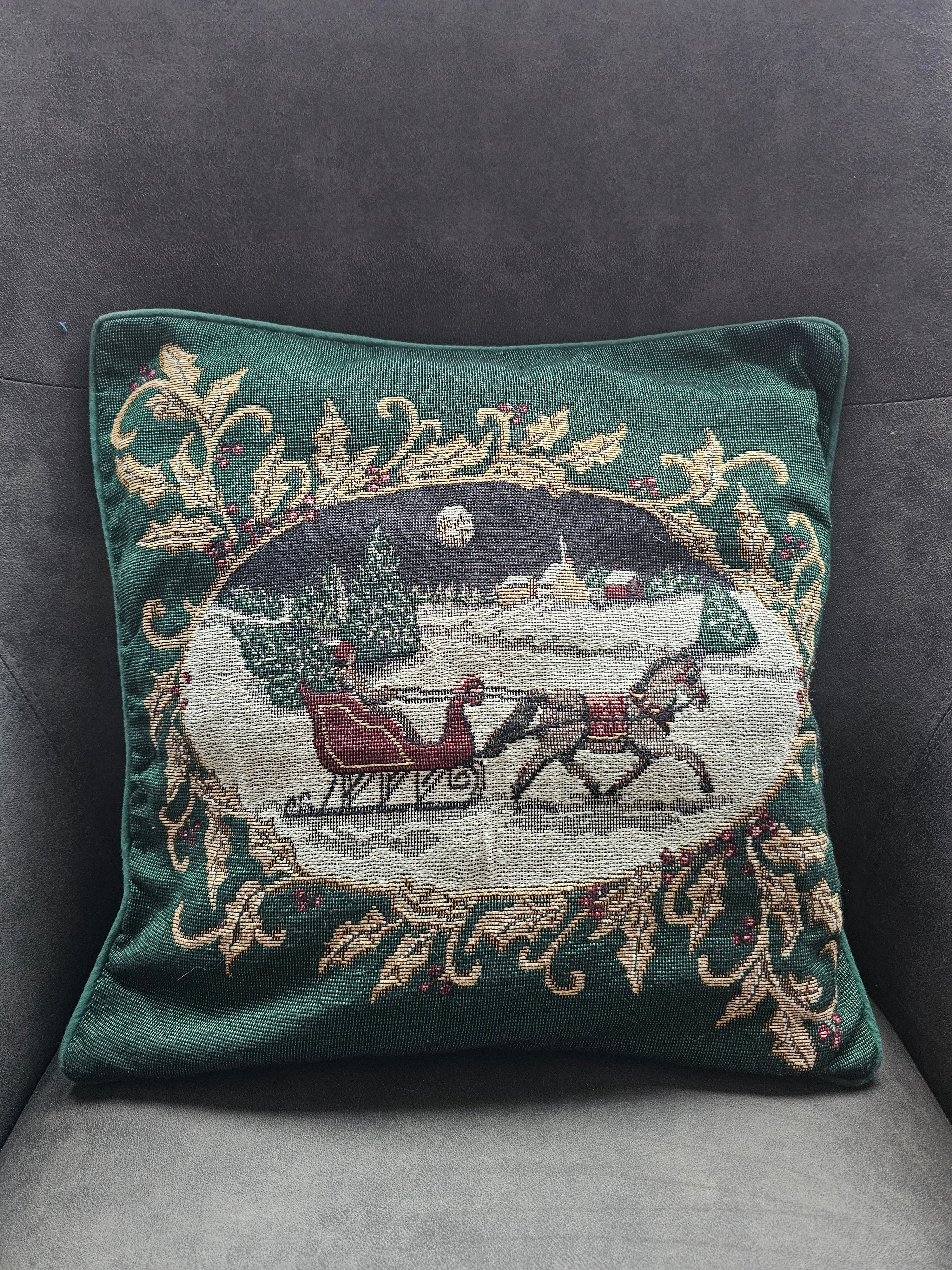 Groene gobelin kussenhoes met arrenslee en paard in sneeuwlandschap, met rits