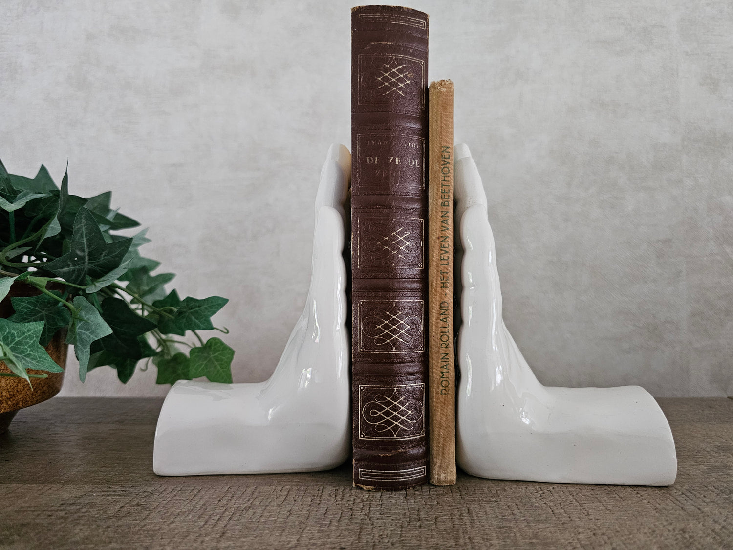 Witte keramieken hand boekensteun uit de jaren 80 – hoogte 16 cm – vintage decoratie