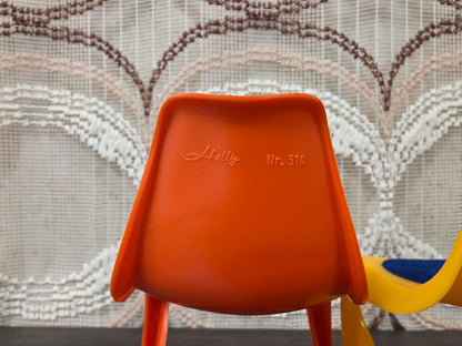 Helly Nr. 514 merkteken op de rugleuning van de oranje poppenstoel