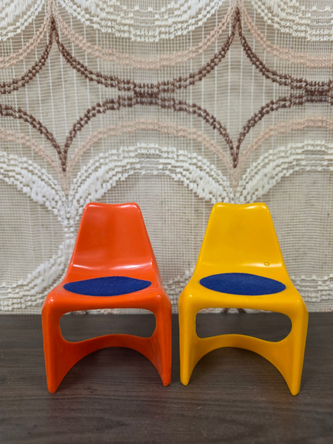 Twee Helly Nr. 514 poppenstoelen in oranje en geel met donkerblauwe vilten zittingen, vooraanzicht