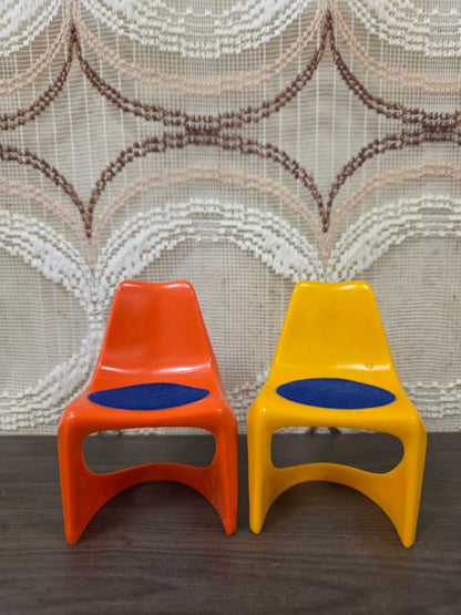 Twee Helly Nr. 514 poppenstoelen in oranje en geel met donkerblauwe vilten zittingen, vooraanzicht