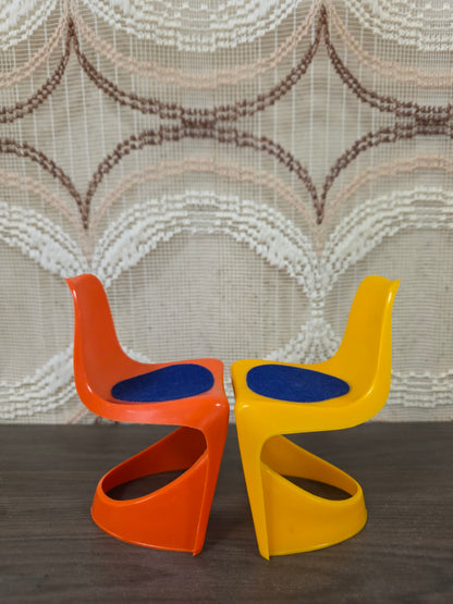 Profiel van twee Helly poppenstoelen met donkerblauwe vilten zittingen