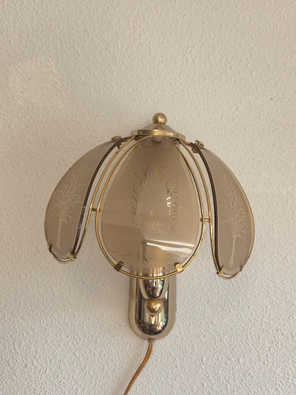 Hollywood Regency wandlamp met rookglas, boommotief en goudkleurige omlijsting