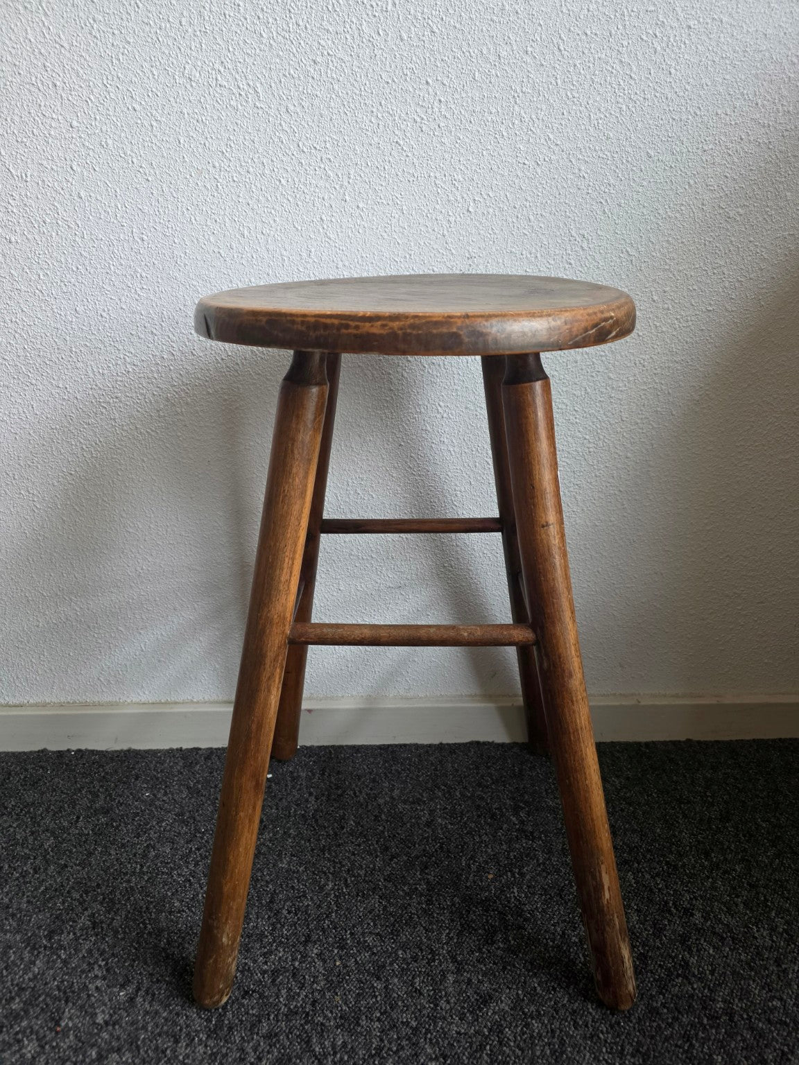 Vintage bruine houten kruk met ronde zitting, 49 cm hoog
