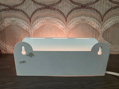 Achterzijde van de ingeschakelde IKEA Smyg wandlamp