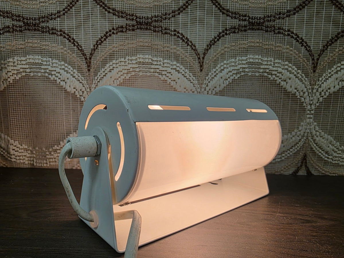 Witte IKEA Smyg wandlamp met verlichting ingeschakeld