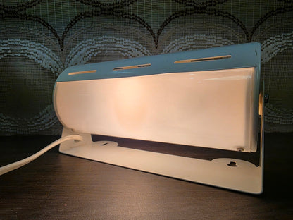 Vooraanzicht van de brandende IKEA Smyg wandlamp
