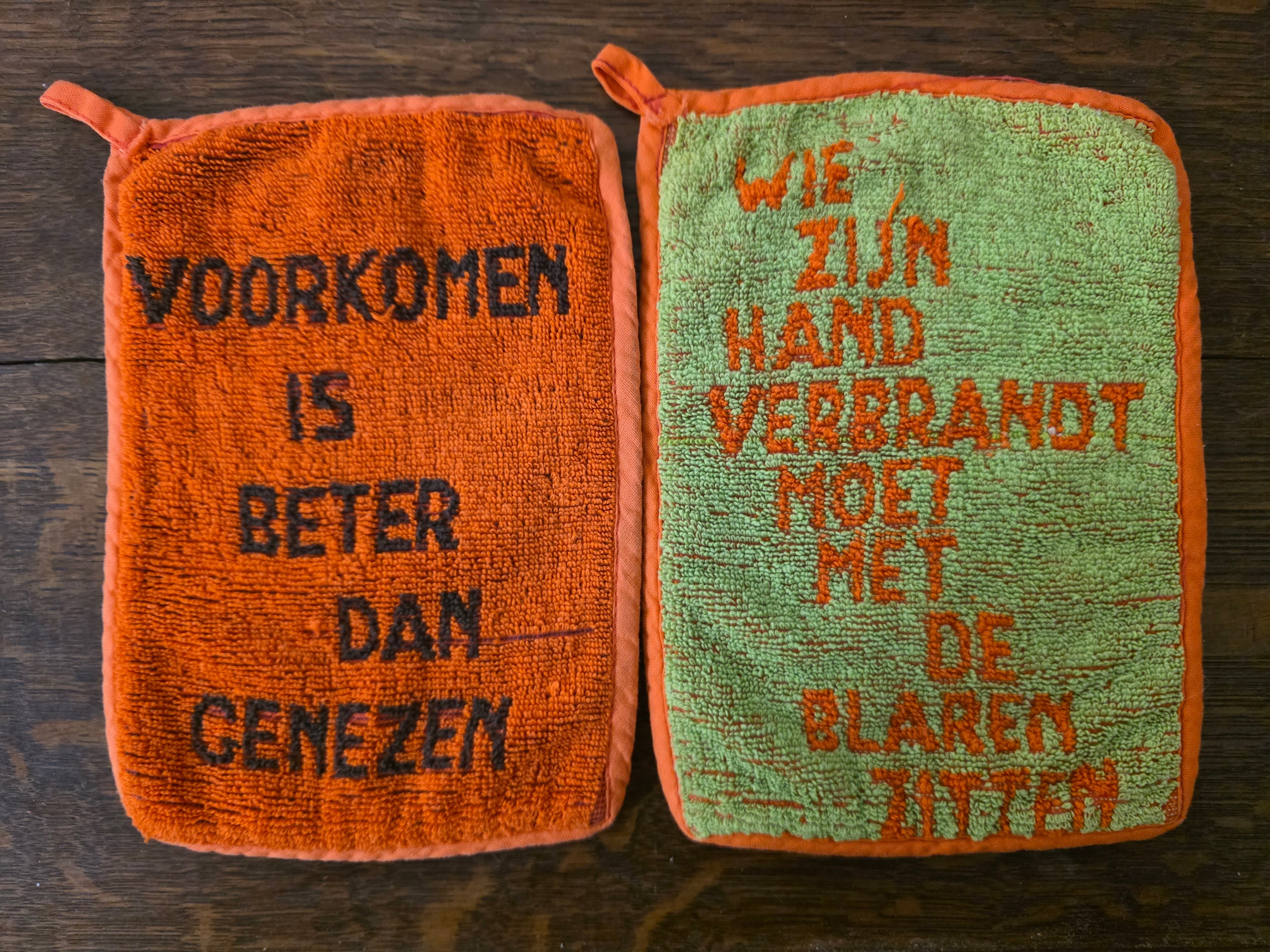 Vintage oranje - groene ovenwanten met tekst set van 2