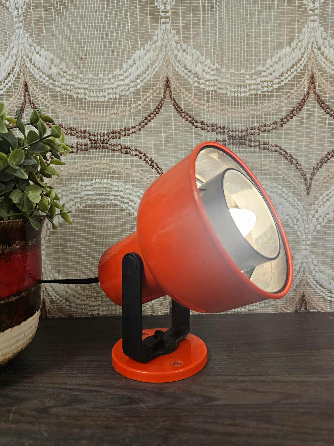 Vintage jaren 70 wandlamp met verstelbare oranje kunststof spot