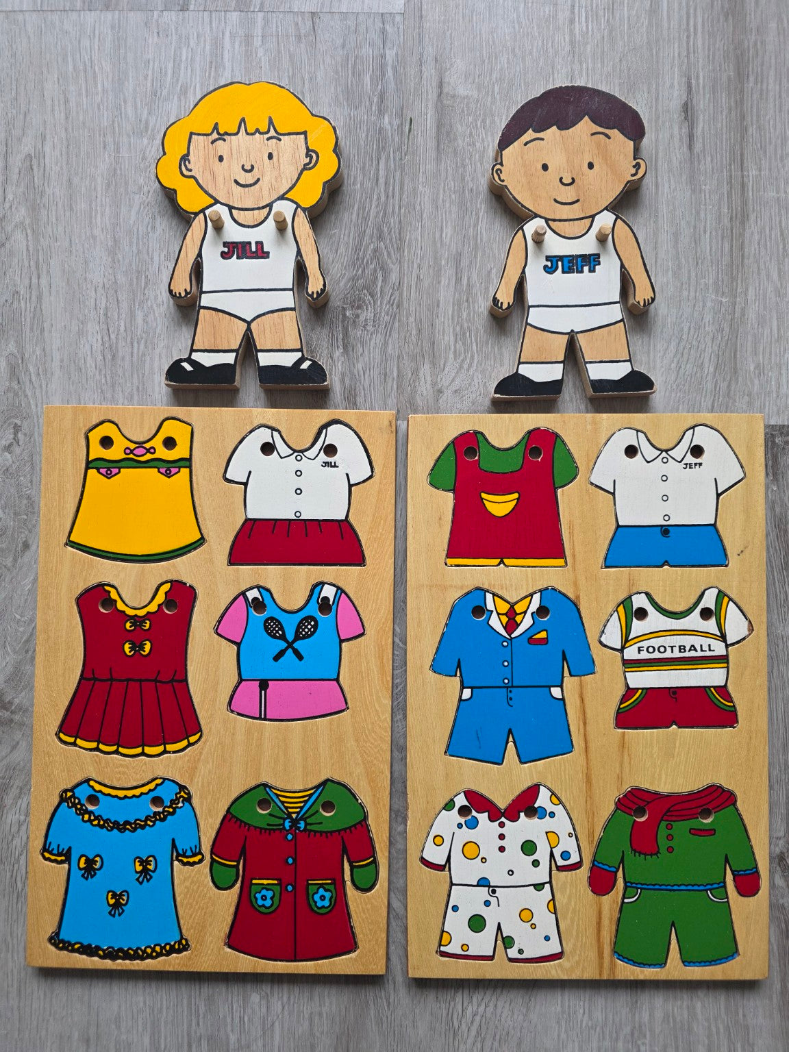 Houten aankleedpoppen Jill en Jeff met twaalf outfits en twee kledingplanken