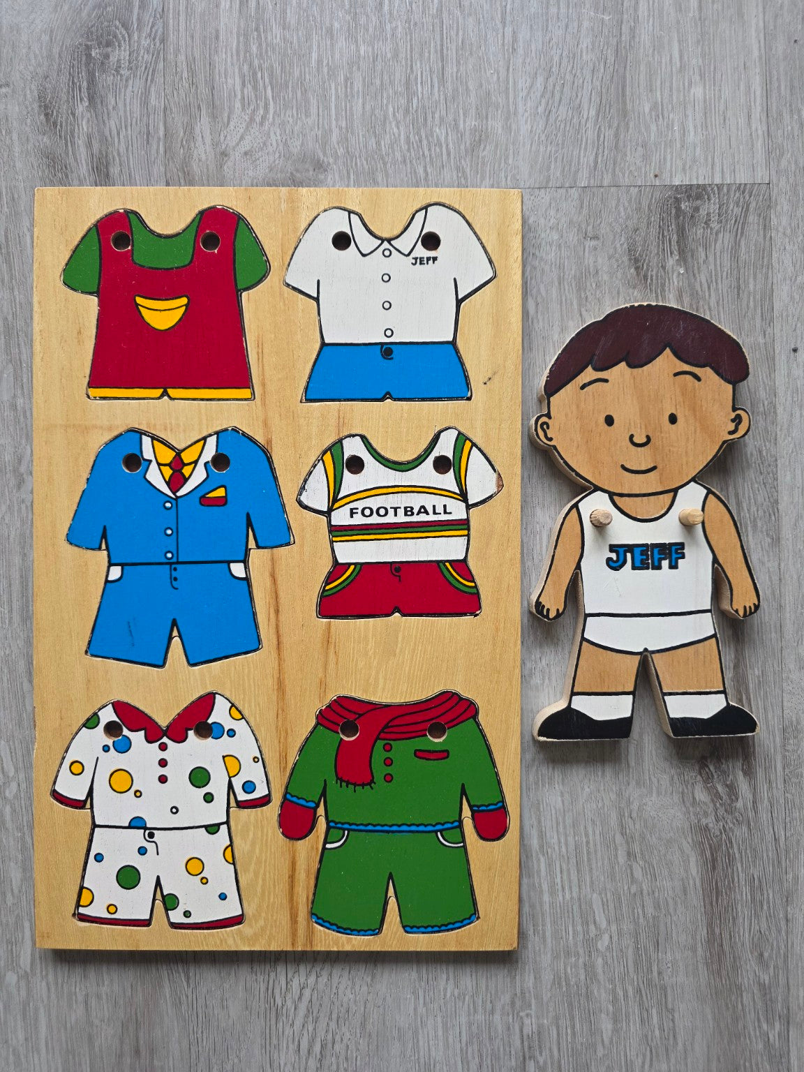 Houten aankleedpop Jeff met zes verwisselbare outfits