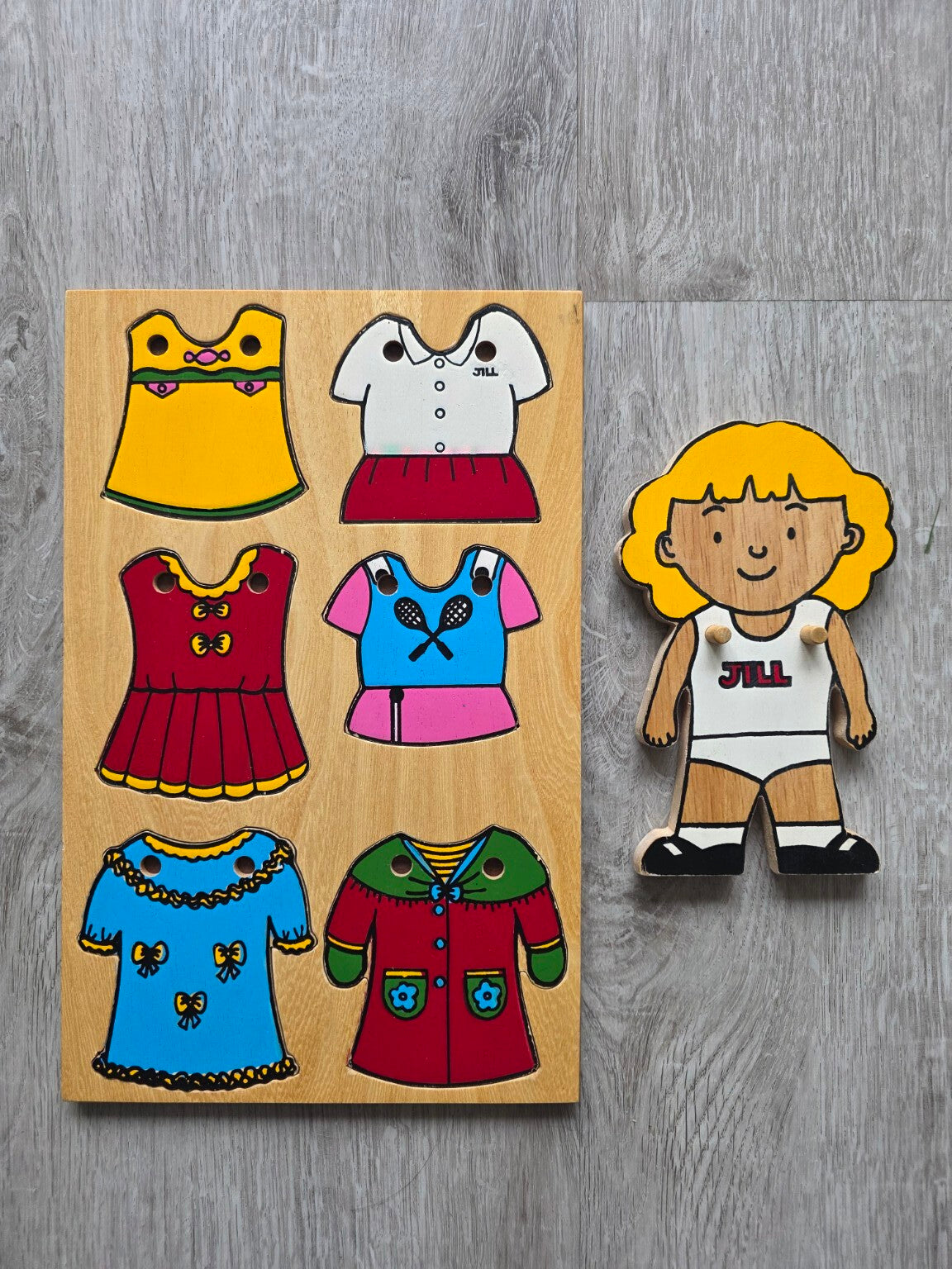 Houten aankleedpop Jill met zes verwisselbare outfits