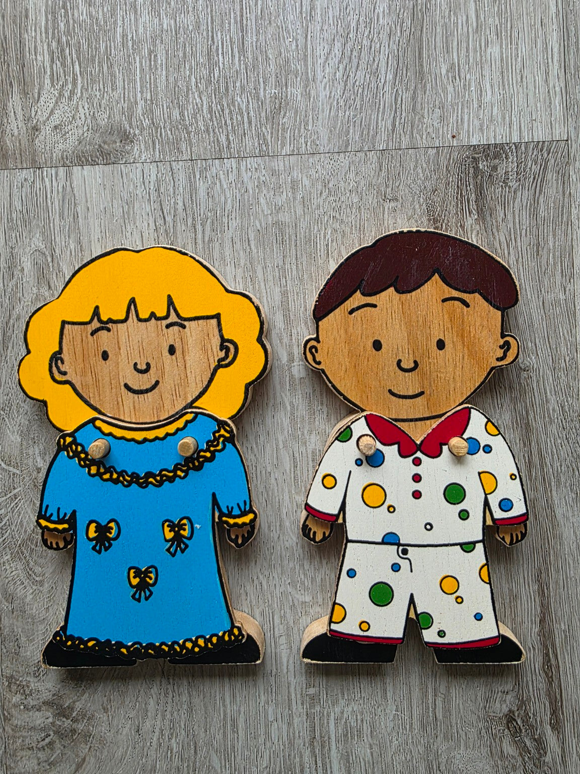 Jill en Jeff aangekleed met blauwe jurk en gestippelde pyjama