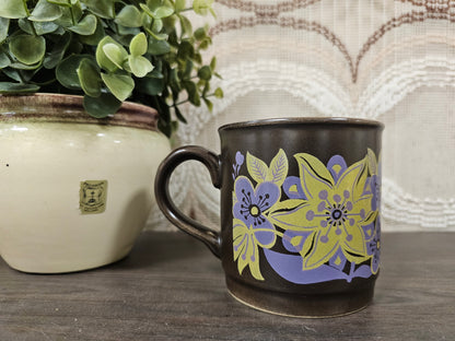 Koffie beker bruin paarse bloemen
