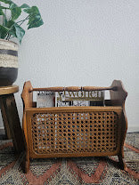 Vintage houten lectuurmand met webbing en handvat, 39,5 x 35,5 x 19 cm