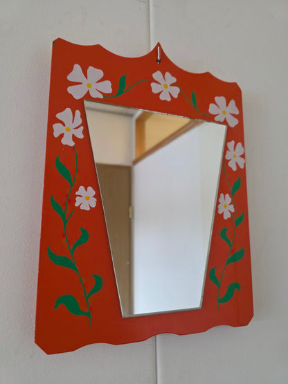 Wandspiegel met witte bloemen, groene bladeren en geschulpte rand