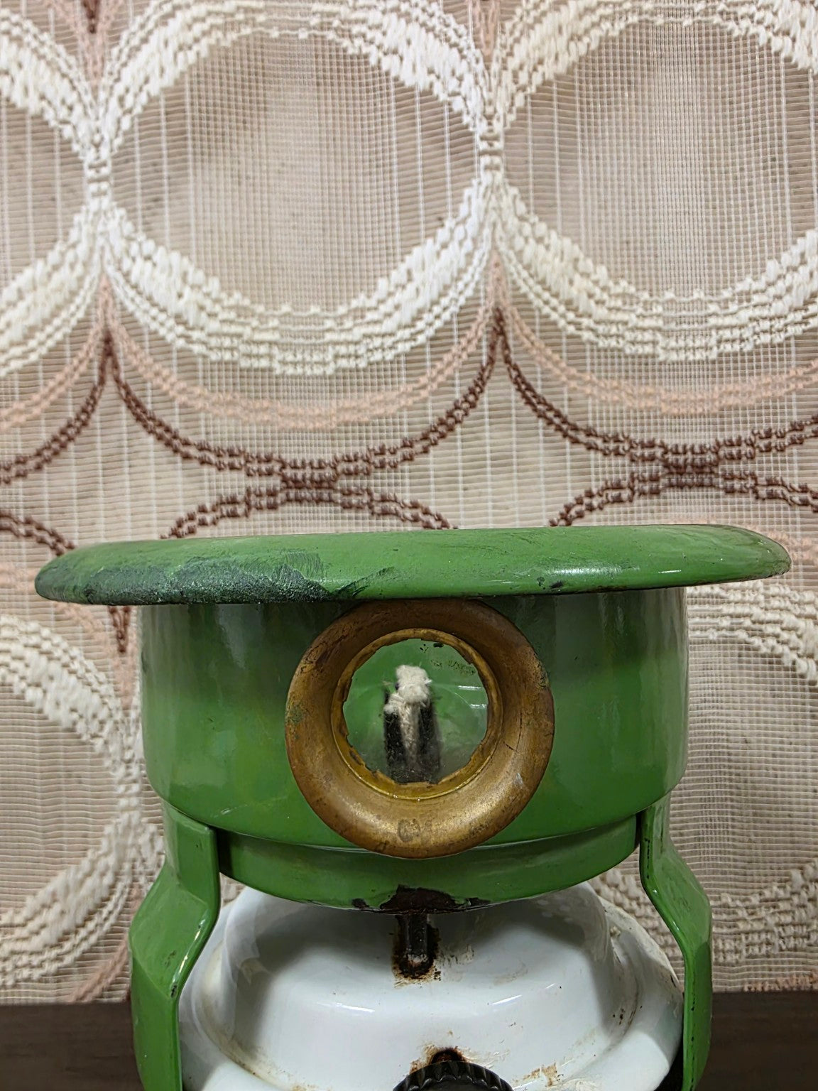 Intact kijkglas met messingkleurige rand van het petroleumstel