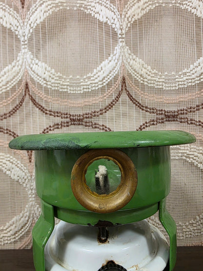 Intact kijkglas met messingkleurige rand van het petroleumstel