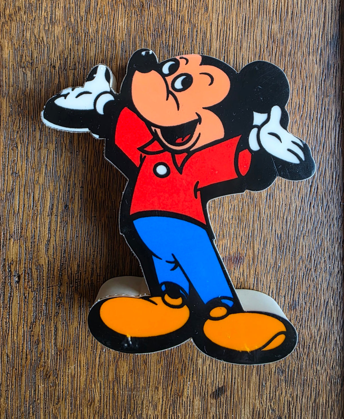 Mickey Mouse piepfiguur met rood overhemd, blauwe broek en gespreide armen