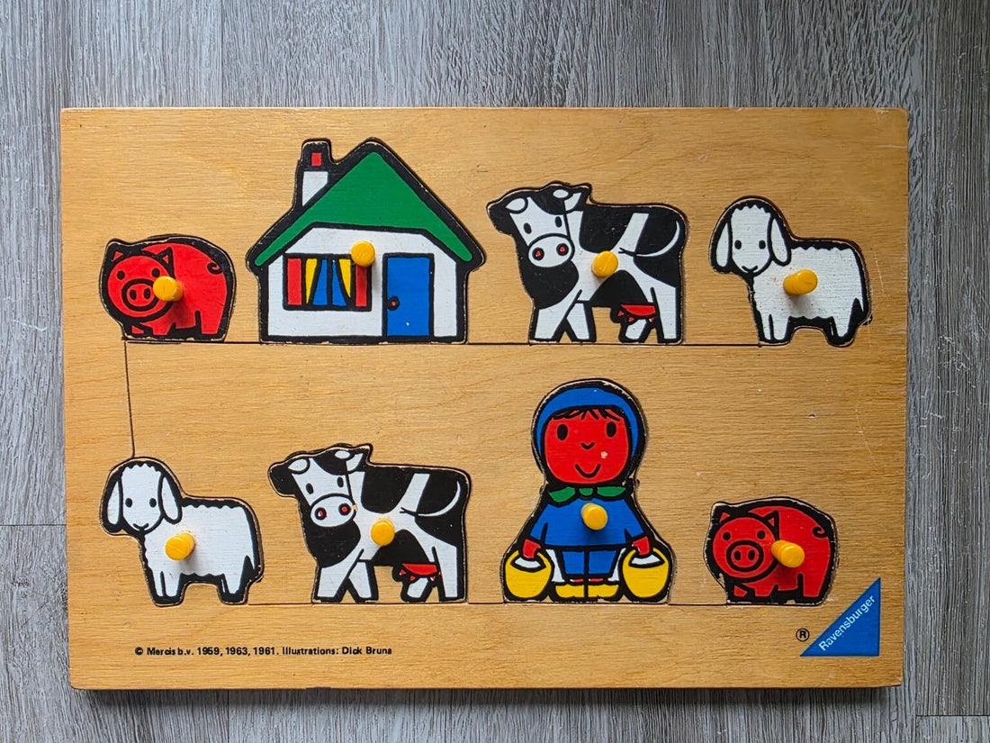 Houten Ravensburger knoppenpuzzel met acht Dick Bruna boerderijdieren en figuren, recht gedraaide overzichtsfoto