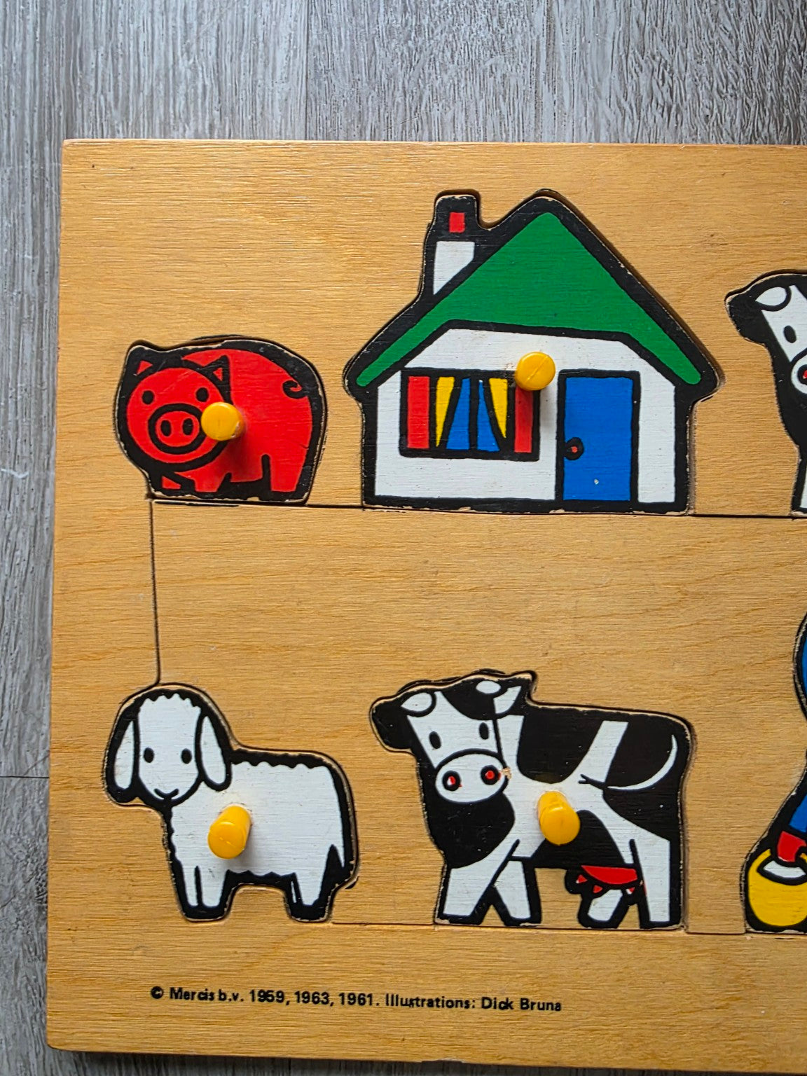 Detail van houten Ravensburger puzzel met huis, varken, schaap en koe en Dick Bruna vermelding