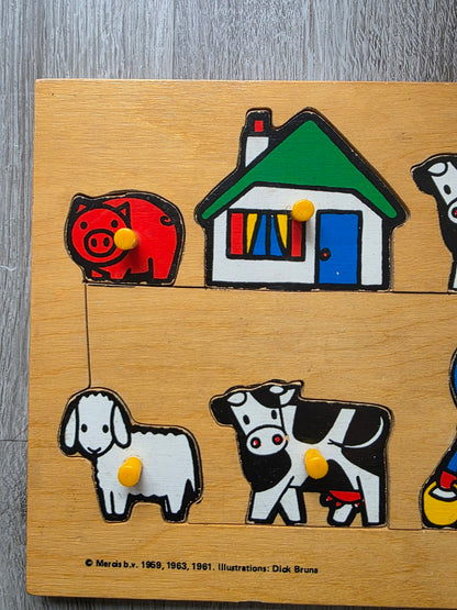 Detail van houten Ravensburger puzzel met huis, varken, schaap en koe en Dick Bruna vermelding