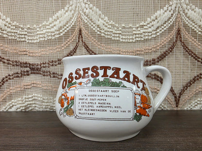 Witte keramische recept soepkom met recept voor ossestaartsoep.